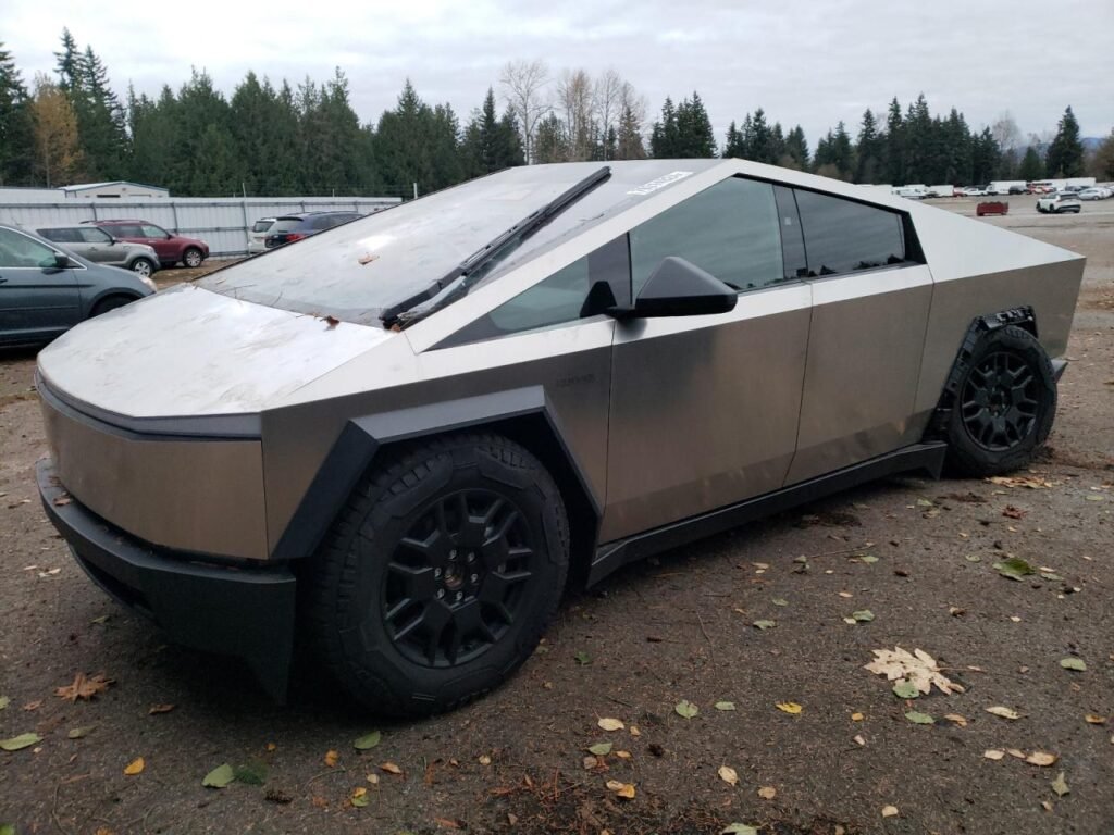Tesla Cybertruck abandonné après accident, star d'Internet