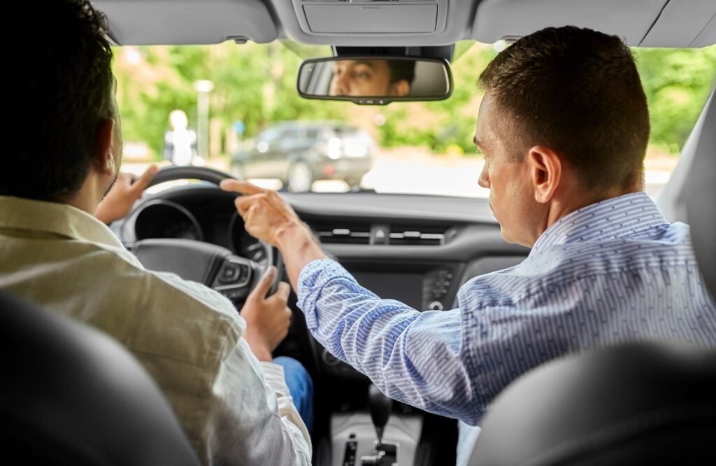 Moniteur d'auto-école positif à l'alcool contrôlé