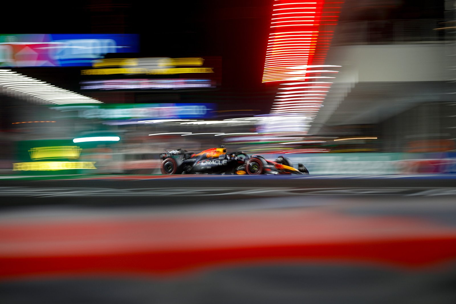 Russell excelle au départ depuis la pole au GP de Las Vegas