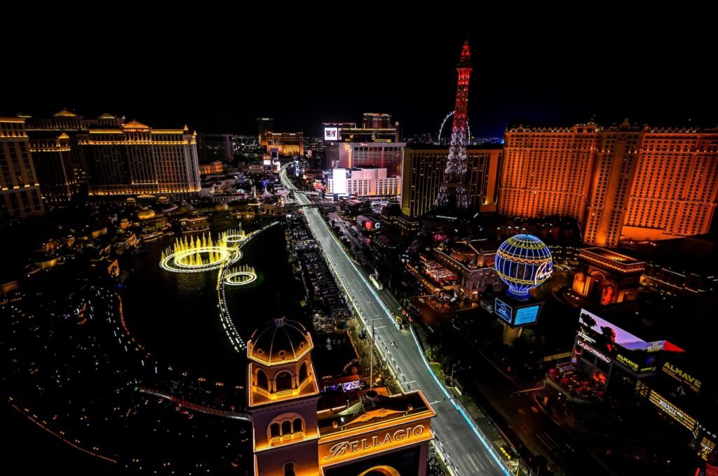Russell gagne un GP de Las Vegas animé, Verstappen suit