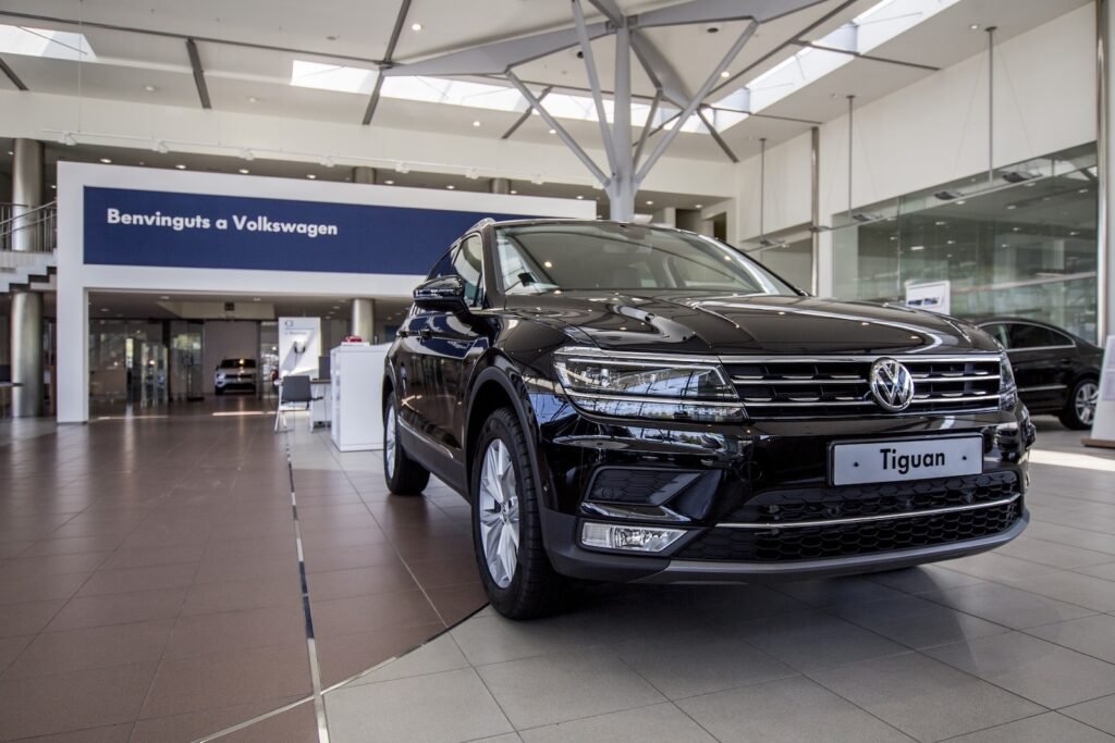 Ventes de voitures neuves en baisse : perspectives 2024