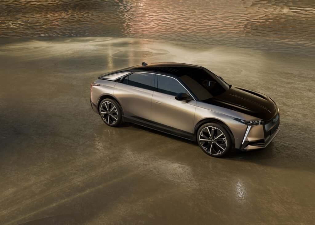 DS N°8 électrique (2025) : séduire le haut de gamme