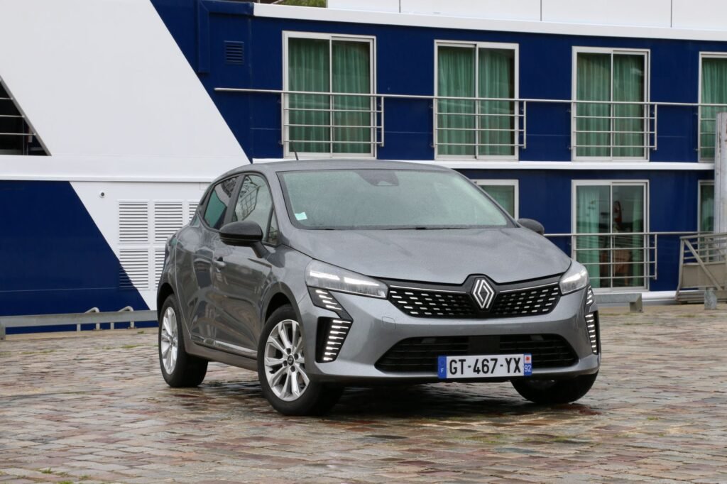 2024 : La Renault Clio toujours en tête face à la Peugeot 208 ?