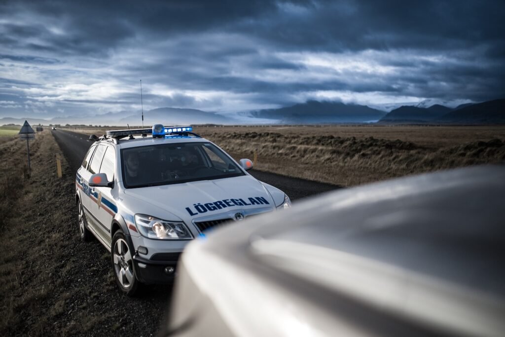 Automobiliste nie conduite, policiers sceptiques