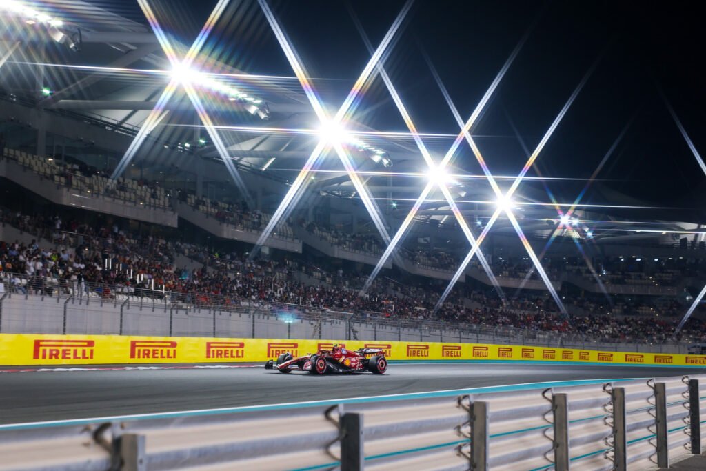 Verstappen percute McLaren, Norris en tête à Abu Dhabi