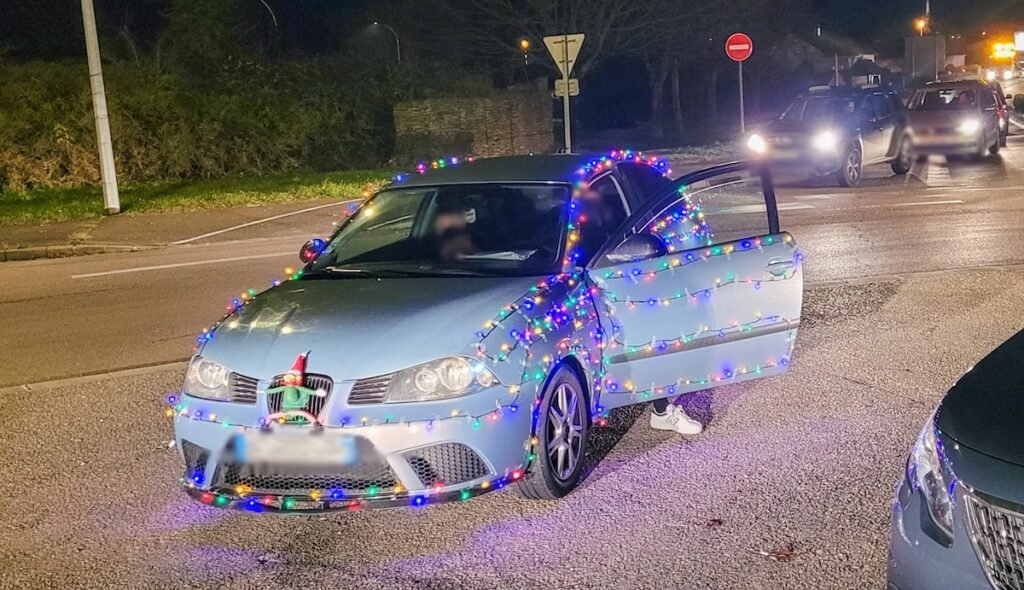 Voiture décorée de guirlandes pour Noël : idée originale