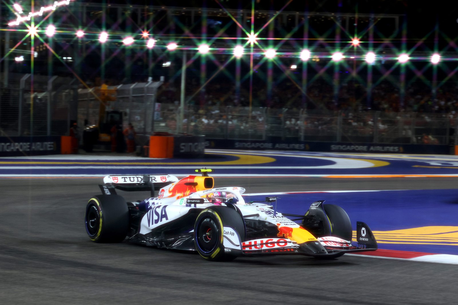 F1 Singapour : Liam Lawson encastre sa voiture en vidéo